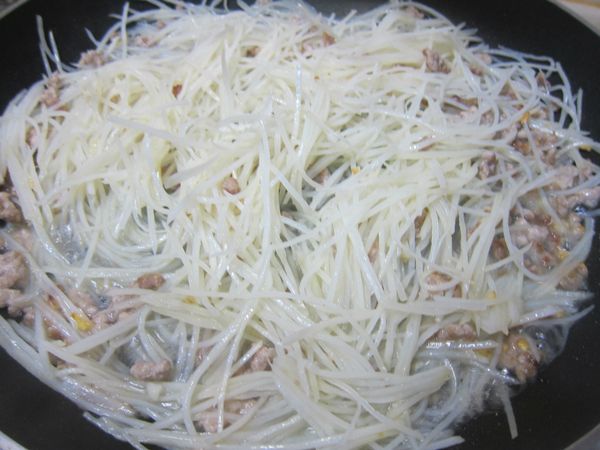 大火下薯絲及約100ml水份，並調味炒開。