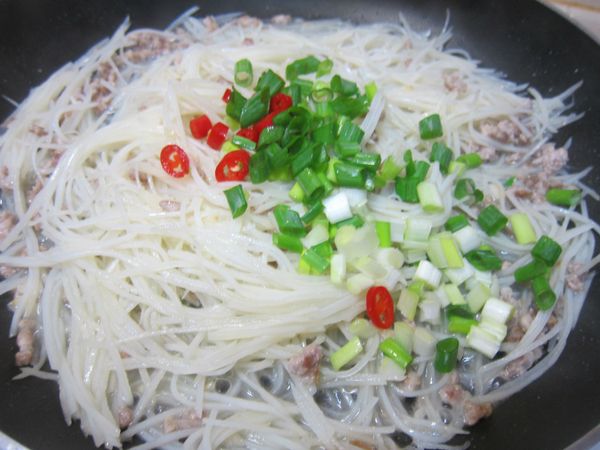 最後放上蔥末及辣椒末，拌炒兩下盛盤。