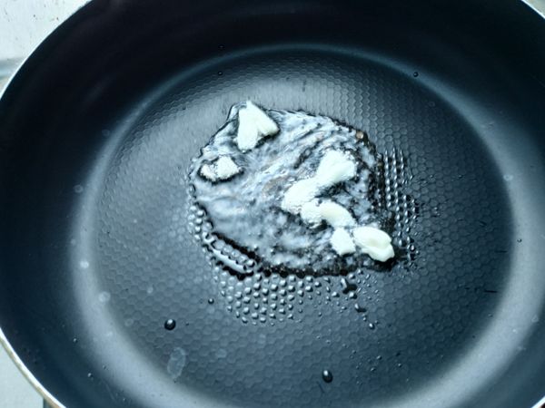 熱個鍋後加點油，放入蒜片