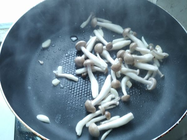 蒜香味出來，加入鴻禧菇