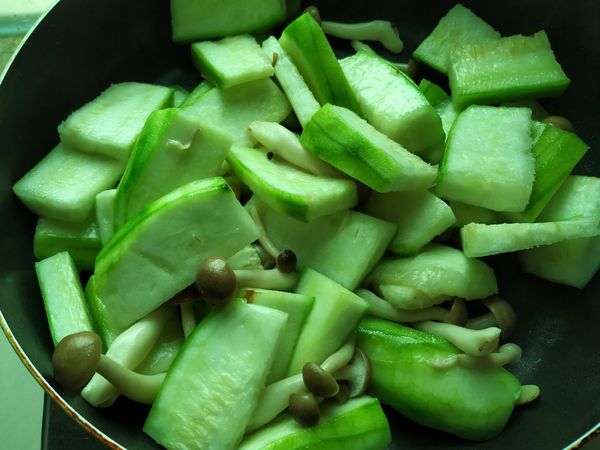 拌炒一下，加入絲瓜