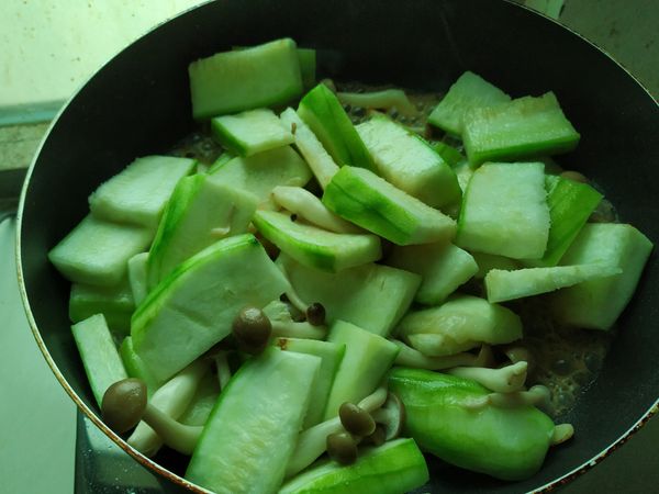 再炒一下，讓絲瓜沾附油脂後，倒入蝦高湯，蓋上鍋蓋悶煮