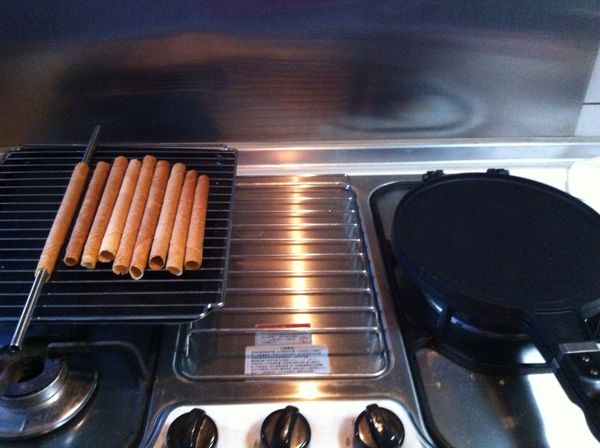 蛋捲模在瓦斯爐上以小火預熱，預熱後取一大匙麵糊放入蛋捲模中間。正反烘烤共40秒