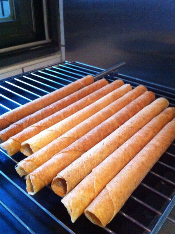 烘烤完取鐵捲棒將蛋糊捲起後放涼。