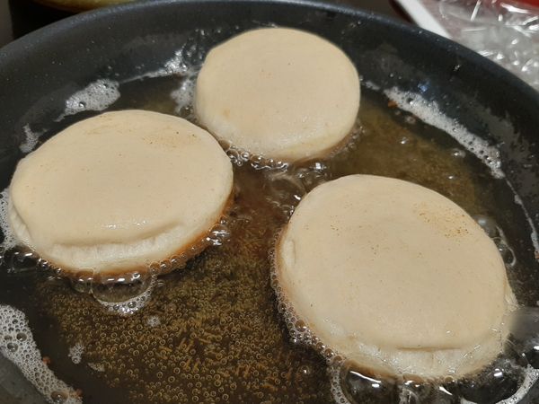 油鍋中火加熱後，將麵糰輕取後入鍋，周圍應該有小小油泡，避免火溫過高、上色太快，兩面至金黃即可取出，共約4~5分鐘，一次炸2~3個。