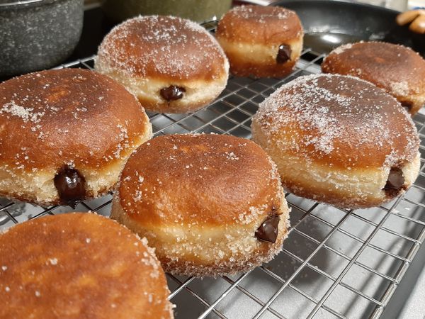 放涼後，準備擠花袋放好花嘴，填入巧克力餡，依序擠入巧克力內餡即可。