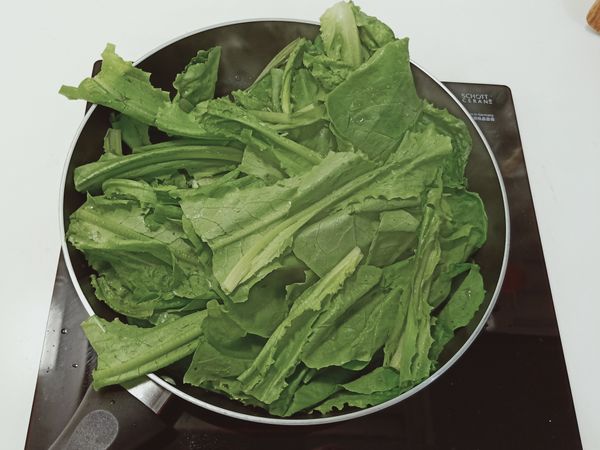 熱鍋熱油
蒜頭爆香
A菜下去
翻炒一下
在加點水
在翻一下
在灑鹽巴
翻下均勻
直接起鍋