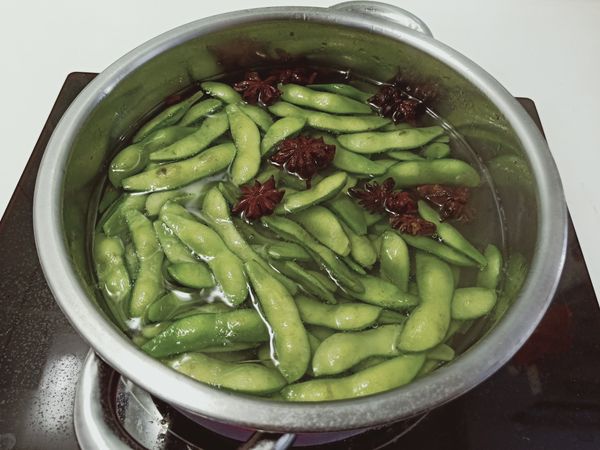 生毛豆洗一洗
在放入一鍋水
加鹽巴加八角
煮個五~十分鐘
撈起來給冷水沖一下
增加脆感
在倒入碗裡
加蒜泥、魚露、黑胡椒、香油
攪拌冰起來
(也可以直接吃
冰冰的比較好吃)