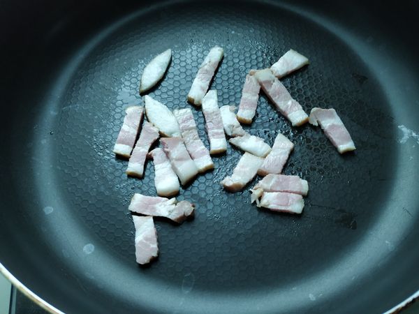 熱鍋後，放入培根