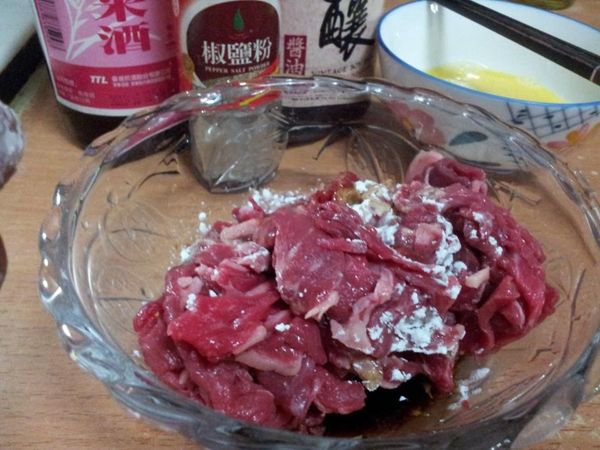 先將牛肉切絲加入[醃料]抓勻靜置10分鐘