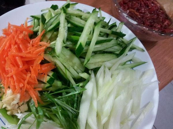 備料~小黃瓜切絲 洋蔥切絲 紅蘿蔔切絲 青蔥切絲 蒜末