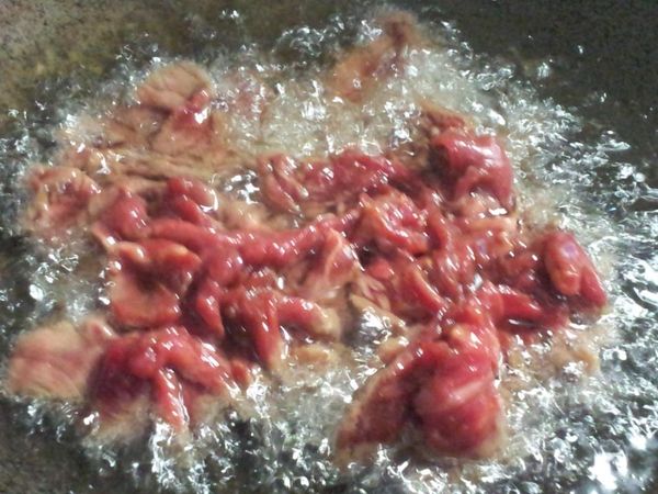 牛肉過油 油溫約180用筷子快速撥散馬上起鍋瀝油