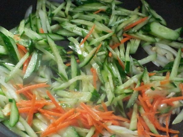 放入小黃瓜絲 紅蘿蔔絲加一杯燜煮約3分鐘