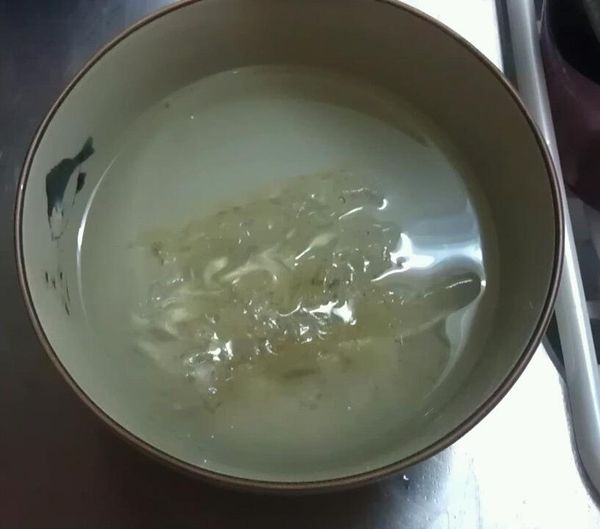 將吉利丁泡冷水至軟化，撈出後擠乾水分備用。(不用剪碎)