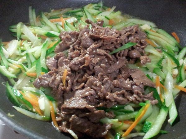 稍微收汁 放入牛肉絲 加一點鹽巴