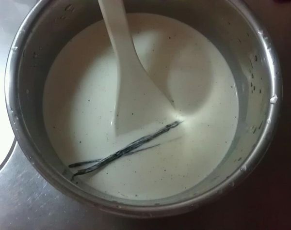 把牛奶、動物鮮奶油跟香草籽混和攪拌，然後靜至10分鐘。
(香草豆莢對半切開，刮出香草籽)
