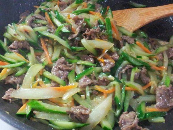 快速翻炒 起鍋前下一點香油就可盛盤了