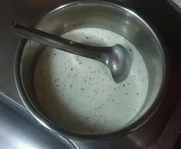 將做法2加熱(微熱即可)後熄火，再加入糖跟吉利丁，拌至融化即可。