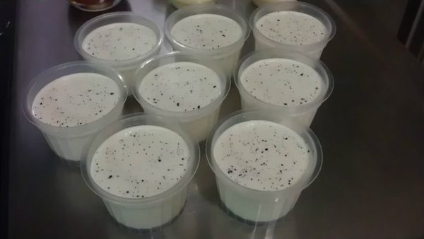 倒入容器後，等冷卻後放入冷藏四個小時或隔夜就可以食用摟~