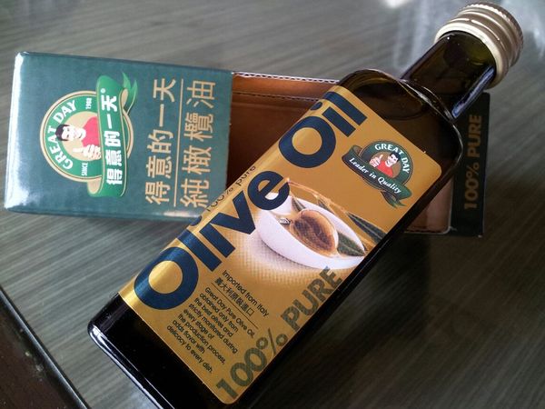 選用~得意的一天純天然橄欖油~只選用義大利「安布利亞（Umbria」產區頂級品種橄欖，產量稀少，講究品質，而且是100%從義大利整瓶原裝進口，完整保留地中海最新鮮的滋味
