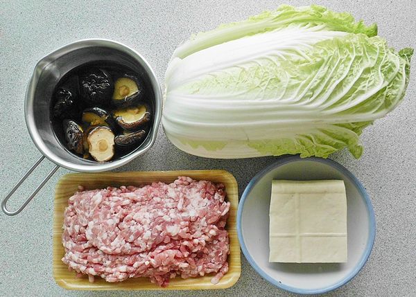 備齊所有食材~香菇洗淨泡水備用,大白菜洗淨,買回的絞肉可自行再剁一剁會更有彈性~(絞肉肥瘦比例隨個人喜好.不喜歡香菇者..可以不加香菇)蔥.薑切極細末備用。(準備蔥薑水亦可,但直接加入蔥薑末會更香!)