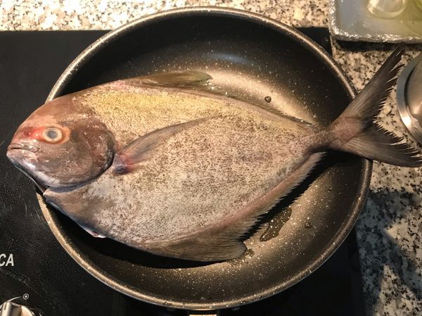 新鮮海魚ㄧ尾，洗淨擦乾備用；其實不一定用黑䱽，基本上新鮮無腥味的海魚都可以用鹽焗。