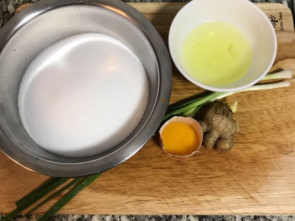 將蛋白與蛋黃分開；蔥、薑洗淨；