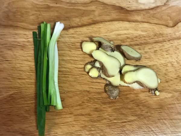 蔥白拍扁，蔥切段；薑切片；
烤箱預熱到220度；