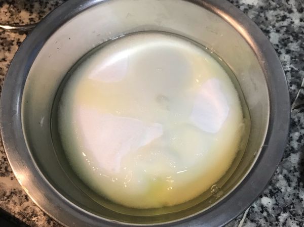 蛋白和米酒倒入鹽裡混勻；