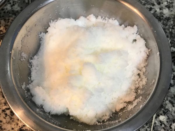 鹽會變的濕黏會更容易包魚；