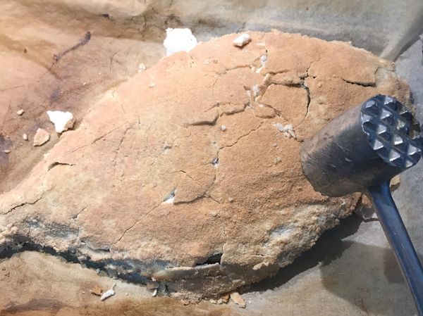 用打肉棍或刀背敲碎烤乾的鹽；