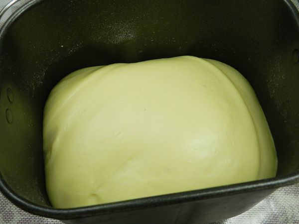 所有材料放入麵包機鋼盆裡，選擇麵團功能，約1個半小時麵包就發酵好了 (蛋只要放一個)