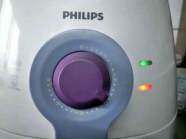 「飛利浦健康氣炸鍋」上方溫度設定180度→時間先設定約15~20分鐘。(需依個人製作的肉丸子大小決定時間~)