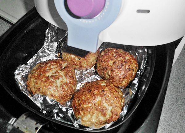 過程中可將內鍋拉出觀察肉丸子上色情形..可適時地將肉丸子翻面,這樣肉丸子上色會更均勻喔!(怕麻煩者.可省略翻面的步驟~)15分鐘時間終止後..可視情況將溫度調高至200度再炸個3~5分鐘,肉丸子的顏色會呈現更美的金黃色!