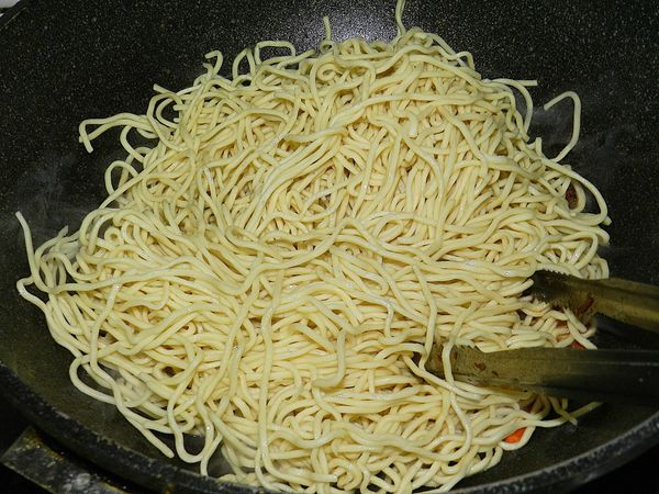 加一點水之後再把麵放入拌炒