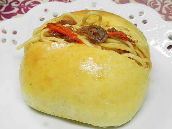 麵包對剖，將炒麵包入