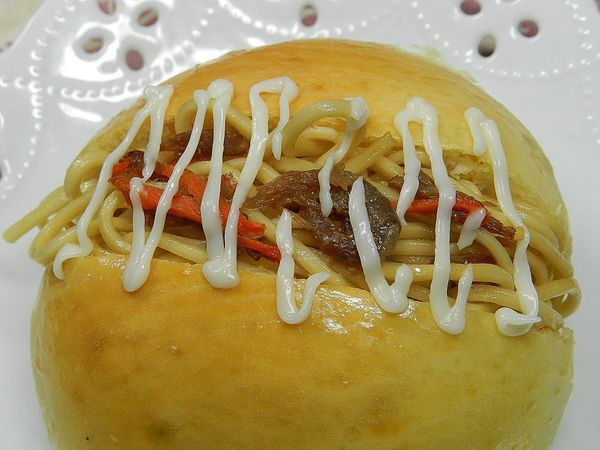 擠上沙拉醬，再撒上海苔香鬆~