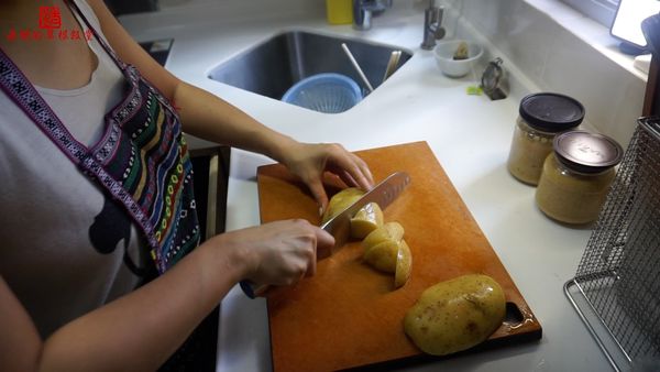 煮沸一鍋水，加入醋及鹽
薯仔洗淨後切成薯角