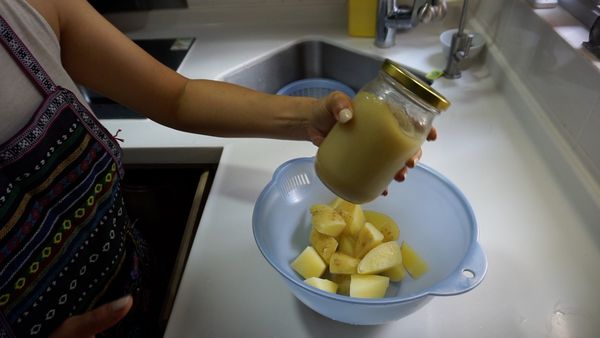 襯熱拌入鵝油、鹽、黑椒粉