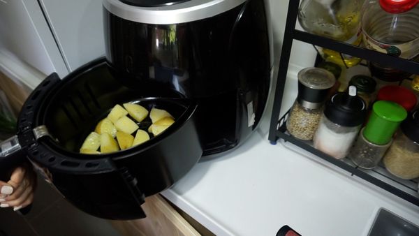 之後下氣炸鍋先180度15分鐘
打開看看是否己乾身
之後再轉200度10分鐘，至金黃色即可
如覺得未夠焦黃多氣炸2分鐘疊加上去