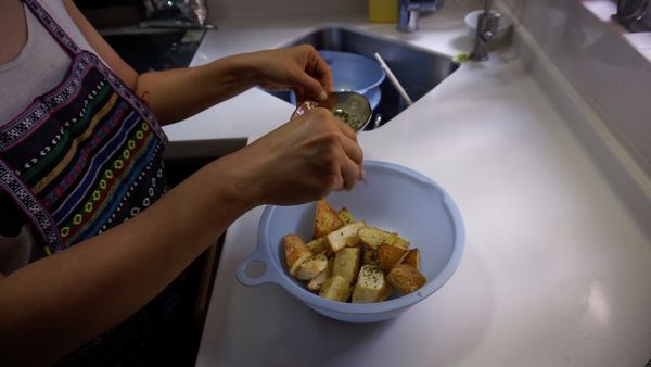 之後按自己口味灑下雜香草或者蒜粉、辣椒粉即可