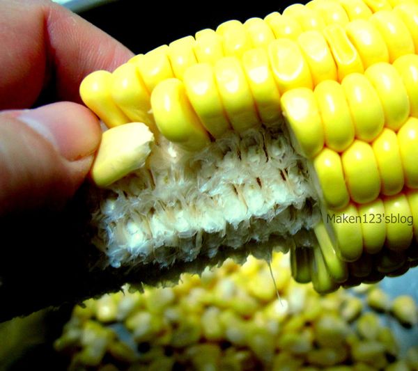 步驟1很小心很小心把玉米一顆一顆很完整連著白白的部分撥下。