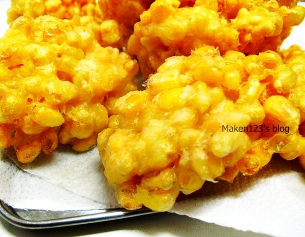 步驟3用湯匙舀一小匙玉米糊,進油炸鍋中,油溫約180度炸2分鐘,200度再炸1分鐘。