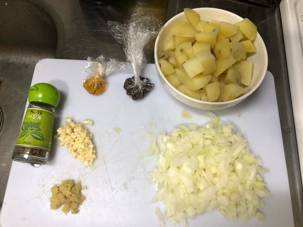 馬鈴薯蒸熟切小塊
洋蔥、大蒜切末
生薑磨泥