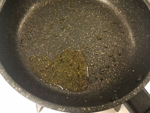 熱油小火，爆香芥末籽（小心會噴
香味出來後，加入薑黃粉