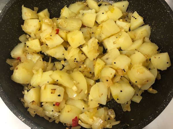 加入薑末
不喜歡薑的，可以把薑末擠薑汁就好
加大蒜炒一炒後

再加入馬鈴薯
最後加鹽調味