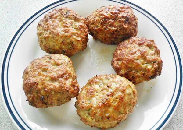 看看這用「飛利浦健康氣炸鍋」炸出來的獅子頭..是不是和油鍋炸出來的一樣漂亮呢! 但和油鍋不同的是..使用「飛利浦健康氣炸鍋」"氣炸"~免去了大量油去炸的浪費..少了過多不必要的油脂..讓美味的食物可以吃得安心.吃得更健康!