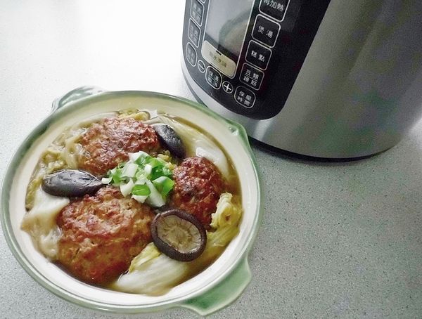 因為使用了氣炸鍋炸肉丸子,再加上「飛利浦智慧萬用鍋」的密封加壓烹煮~大白菜和香菇的鮮香充分融入湯中,獅子頭的肉香加上清甜的湯汁..讓這道紅燒獅子頭吃來不油不膩..鮮美入味。