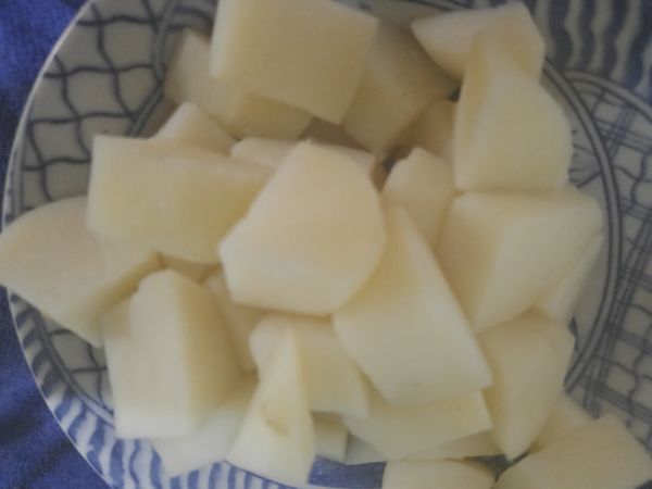 馬鈴薯削皮切成小塊，放入煮滾的水，煮熟撈起備用。