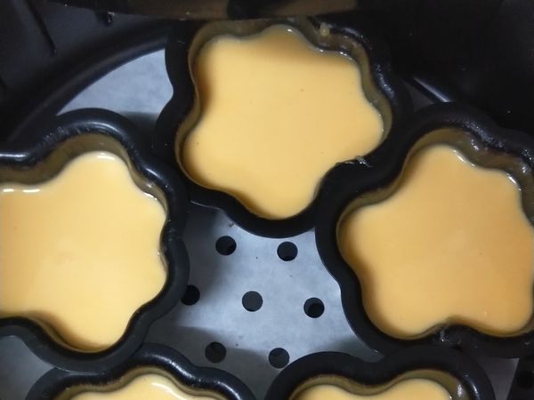 涂完無鹽奶油之後,就可以倒粉漿囉
大概量在2分之1，不要倒太多
氣炸鍋在烤時會膨脹
然後氣炸鍋一開始溫度100度3分鐘時間到第二次160度5分鐘
然後拿出來脫模蛋糕，蛋糕直接再放進氣炸鍋貓掌朝上或是圖案朝上，在繼續溫度160度4分鐘
就完成囉